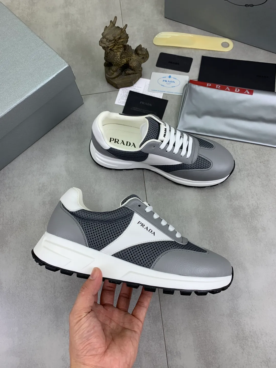 Men's Men's Shoes 💰P560 💰【New Style】 The latest model of high-quality PRADA classic men's shoes has been launched on the official website at a 1:1 replica, synchronized in Hong Kong and on the same catwalk; all made of calfskin➕imported cowhide lining, 🍡🍡original rubber outsole, non-slip and wear-resistant; comfortable on the feet, attractive style, fine workmanship, and simple and neat shoe lasts, highlighting a man's courage and toughness, 👍size 38 to 44 (45 can be customized) black White color🉑️choose